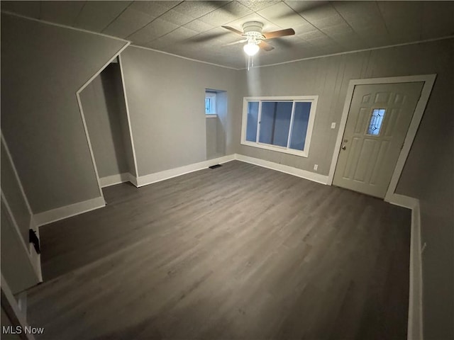 foyer entrance featuring dark wood-type flooring and ceiling fan