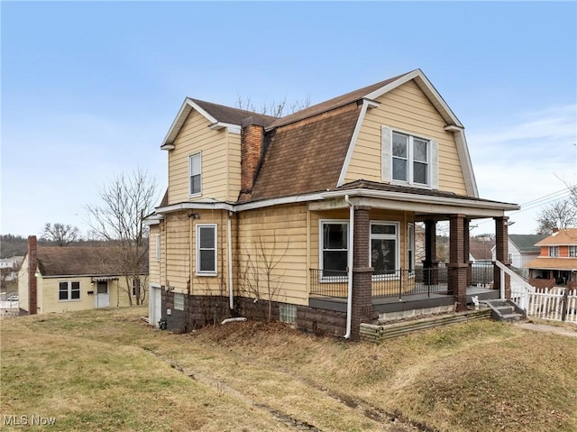 view of front of home featuring covered porch and a front lawn