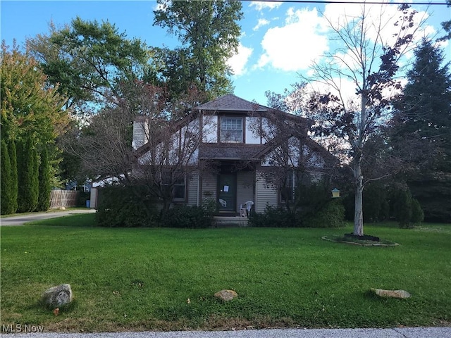 view of front facade featuring a front yard