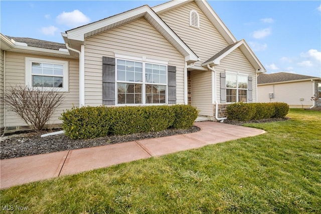 view of front of property featuring a front lawn