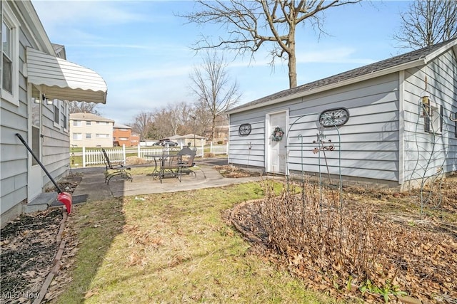 view of yard with a patio area