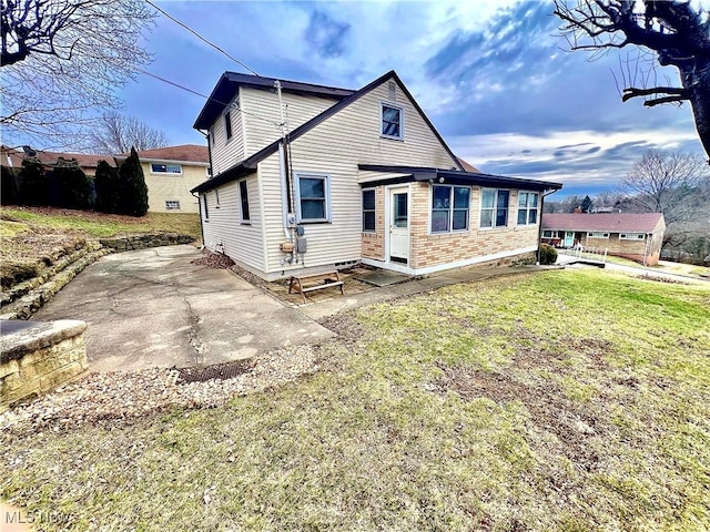 view of front of property with a patio and a front yard