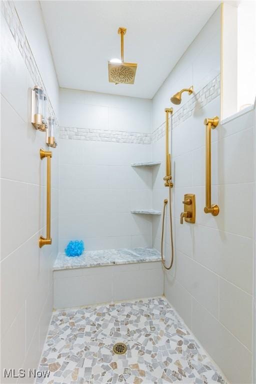 bathroom featuring a tile shower