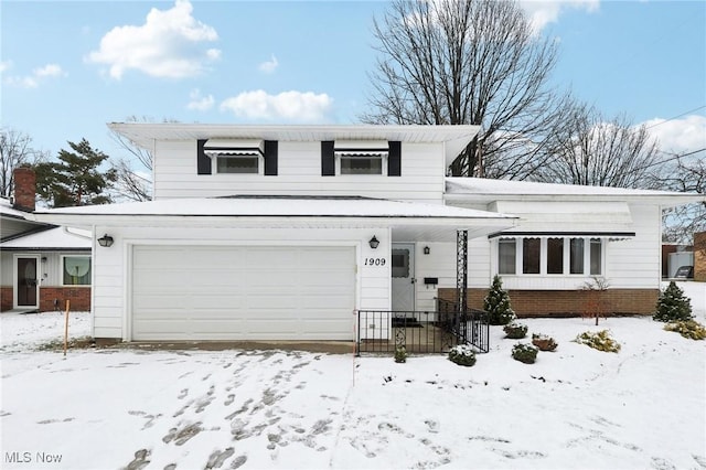 view of front property featuring a garage