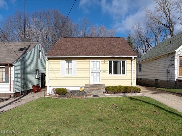 bungalow-style house featuring a front lawn