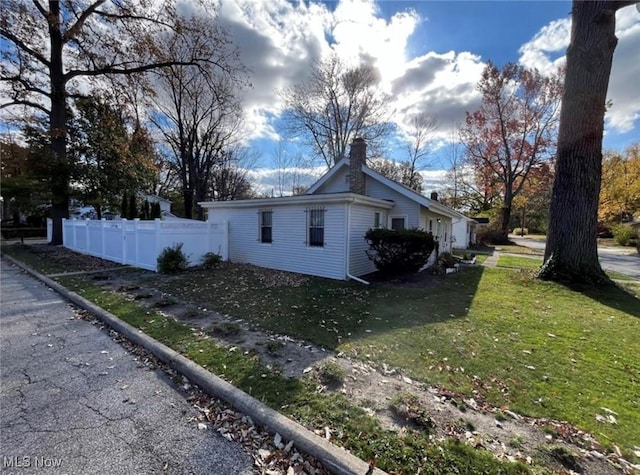 view of side of property featuring a lawn