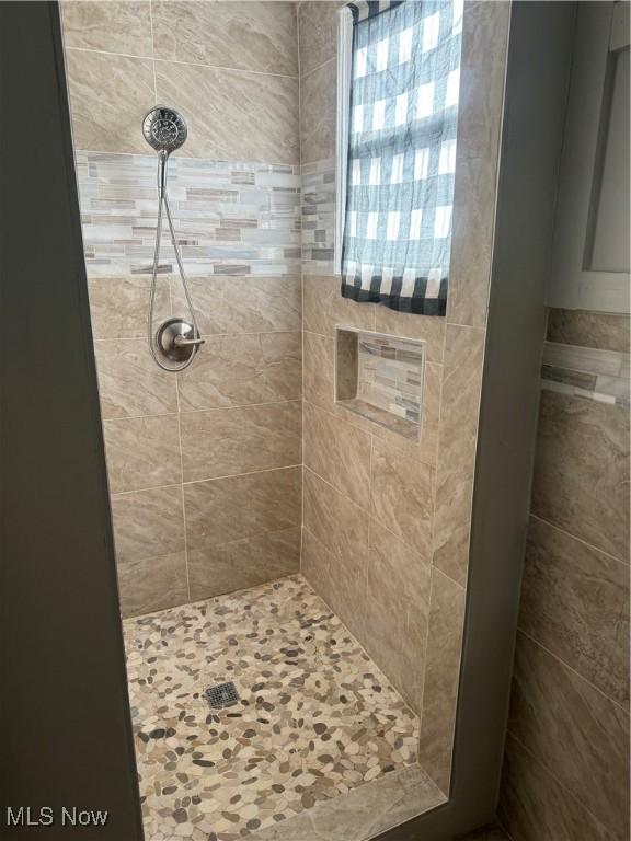 bathroom featuring tiled shower