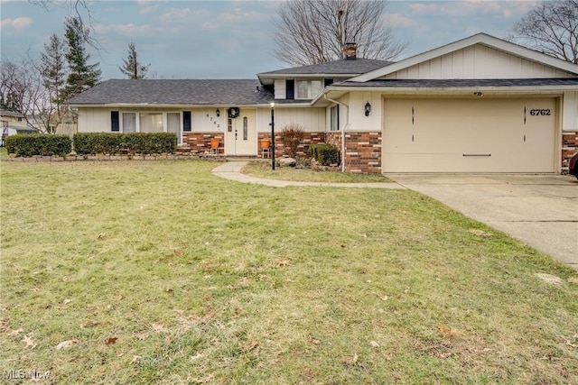 view of front facade featuring a garage and a front lawn