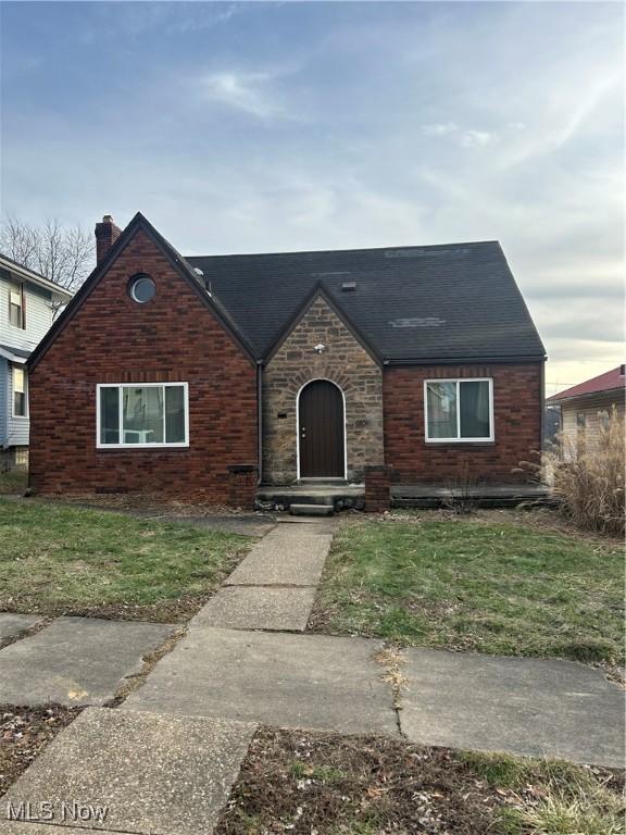 view of front of property featuring a front yard