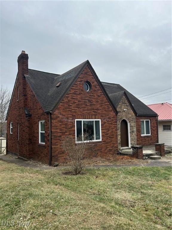 view of front facade featuring a front lawn