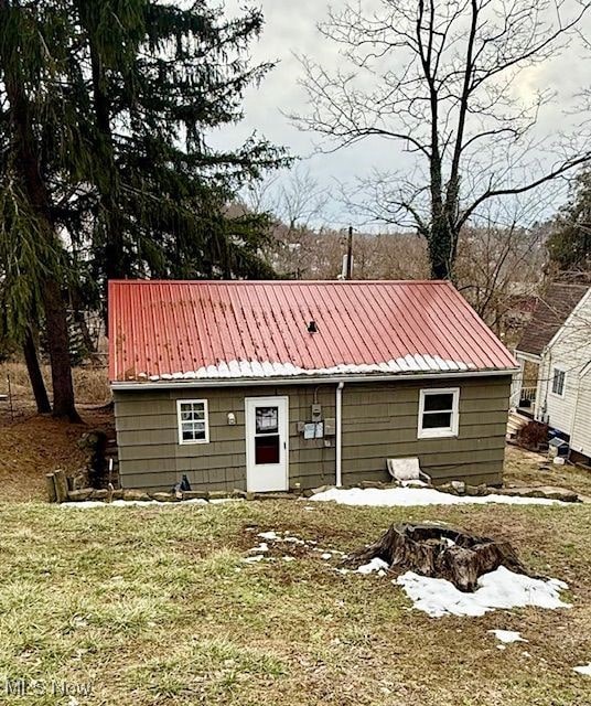 back of house featuring a yard