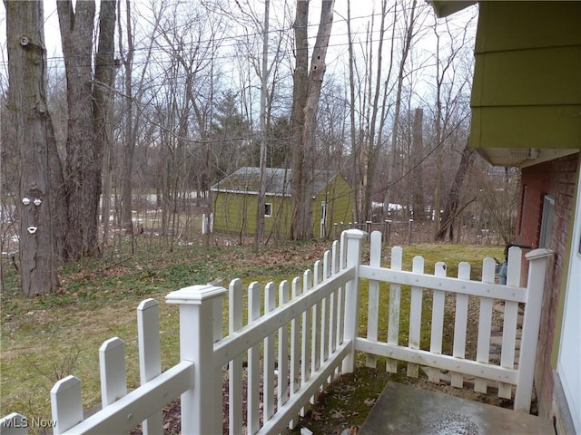 view of yard with an outdoor structure