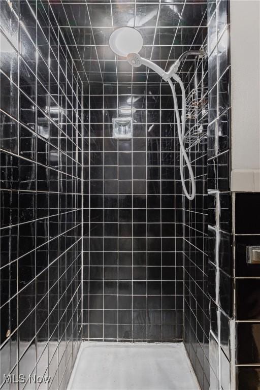 bathroom featuring a tile shower