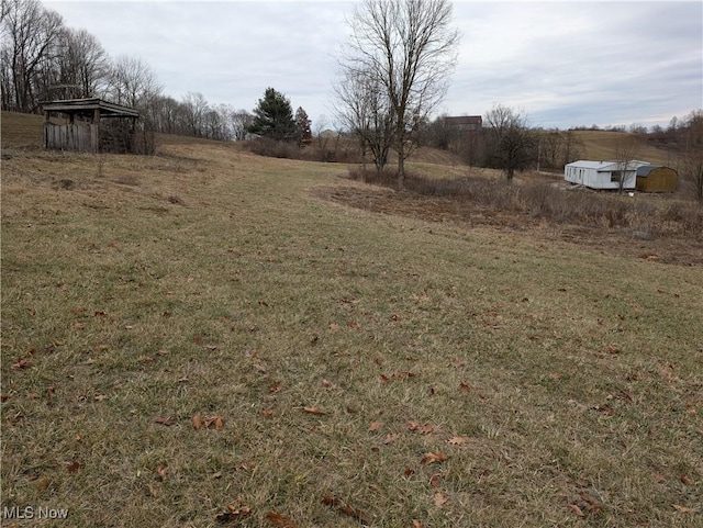 view of yard featuring a rural view