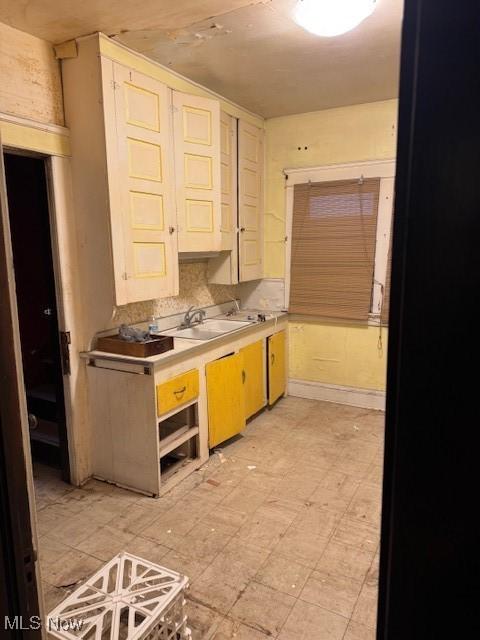 kitchen featuring sink and decorative backsplash