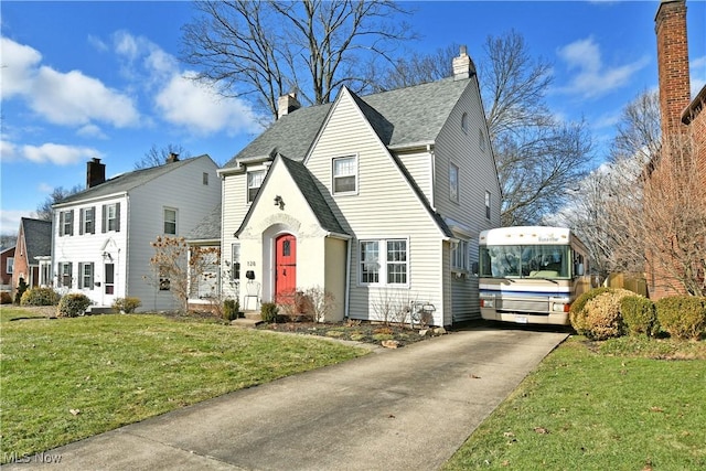 view of front of property with a front lawn