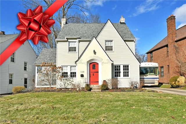 view of front of property featuring a front lawn