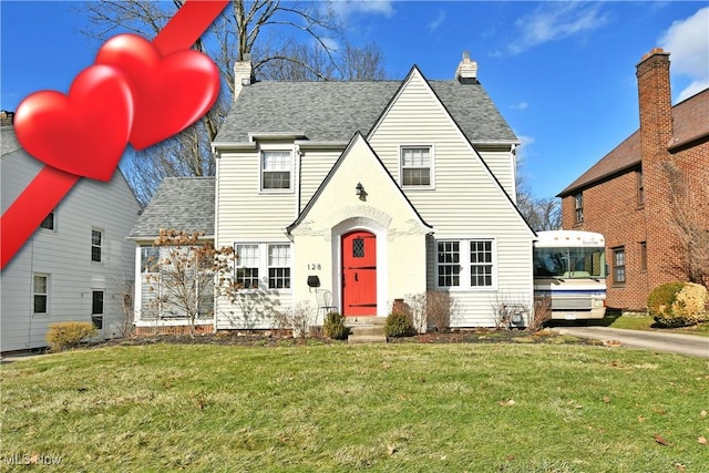 view of front of house featuring a front lawn