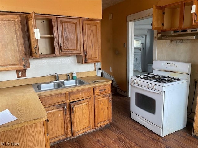 kitchen with sink, white range with gas stovetop, backsplash, and dark hardwood / wood-style floors