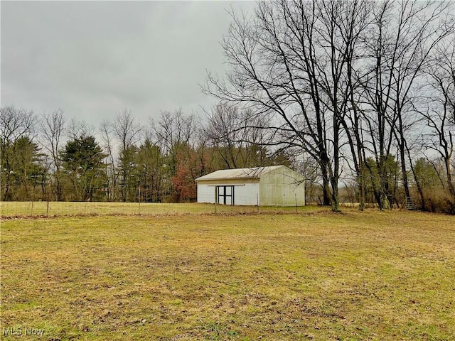 view of yard featuring an outbuilding