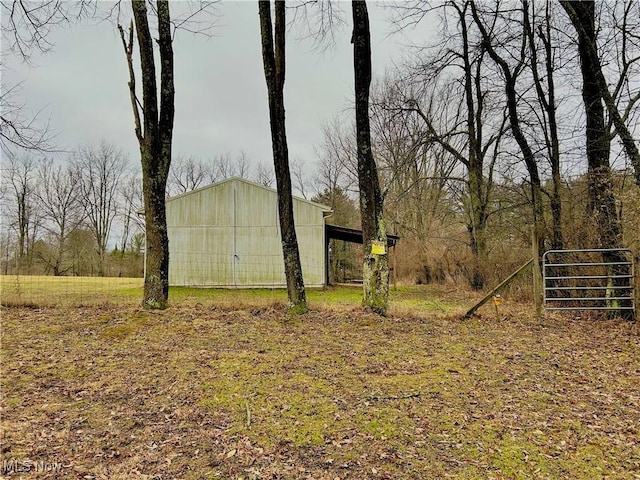 view of yard featuring an outdoor structure