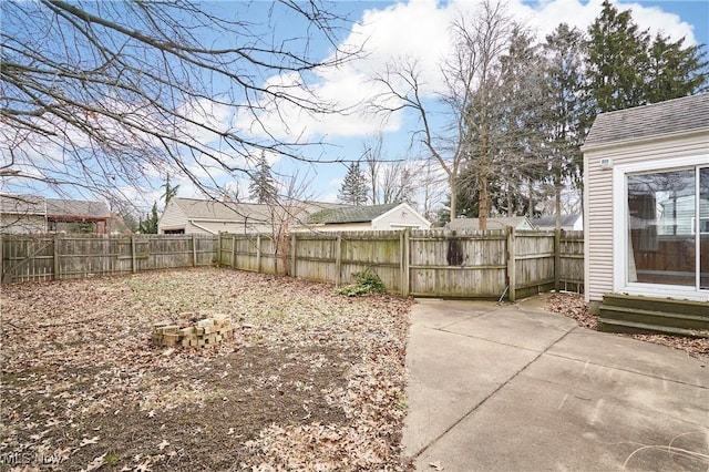 view of yard featuring a patio area