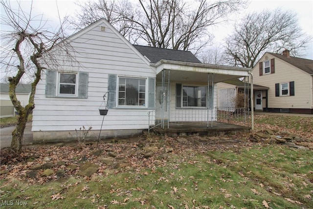 view of front facade featuring a front yard and covered porch