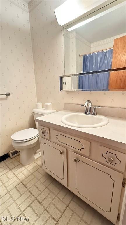 5540 Wrens Ln Unit 26D, Willoughby, OH 44094 - bathroom featuring wallpapered walls, toilet, vanity, and a shower with curtain