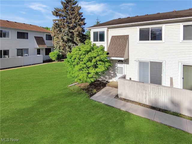 5540 Wrens Ln Unit 26D, Willoughby, OH 44094 - back of property with a yard and roof with shingles