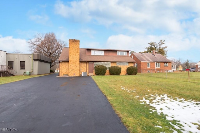 view of front facade featuring a front lawn