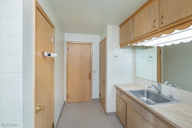 bathroom featuring sink and decorative backsplash