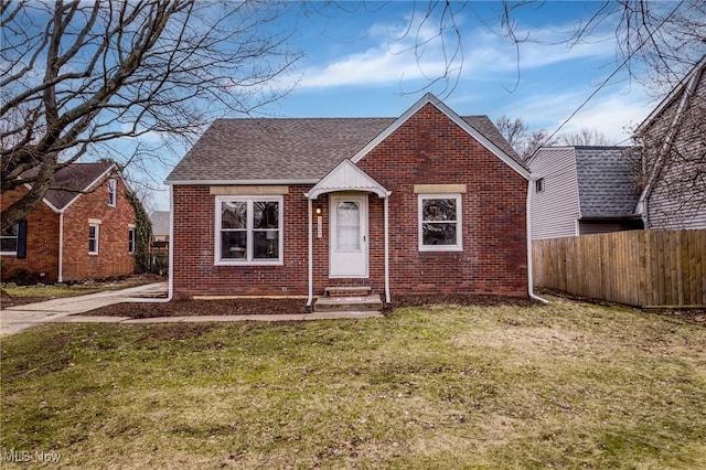 bungalow featuring a front yard