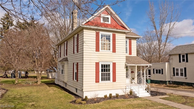 view of front of property featuring a front lawn