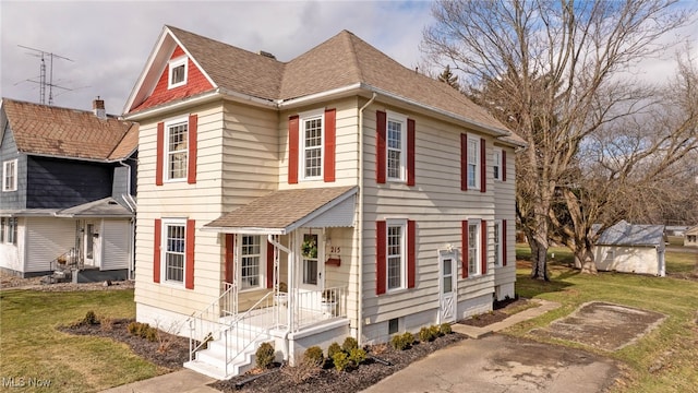 view of front of home featuring a front lawn