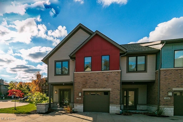 view of front facade featuring a garage