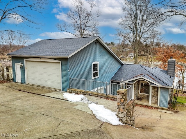 view of front facade featuring a garage