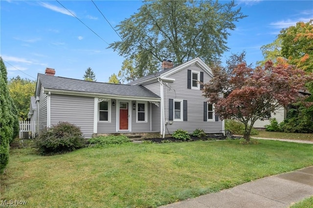 view of front of property featuring a front lawn