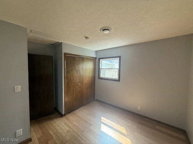 950 Donmar Ln, Boardman, OH 44511 - unfurnished bedroom with light wood-style floors, a closet, and a textured ceiling