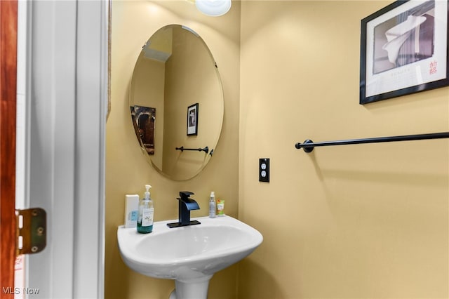 bathroom featuring sink