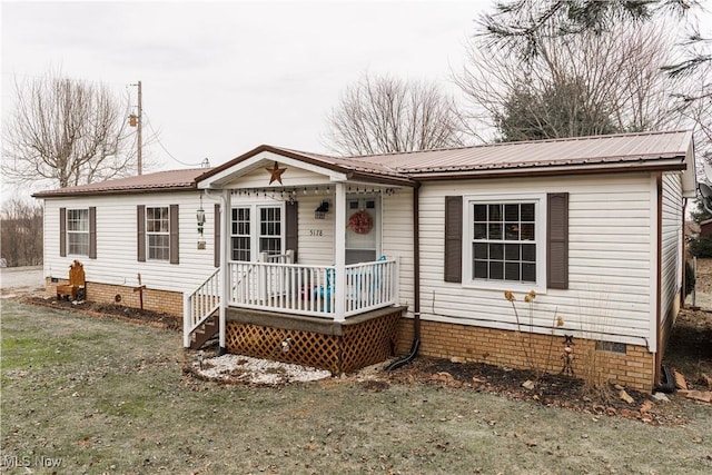 view of front facade with a porch and a front lawn