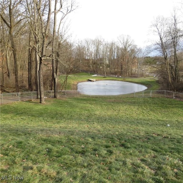 view of yard featuring a water view