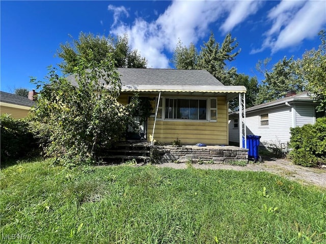 view of front of property featuring a front lawn