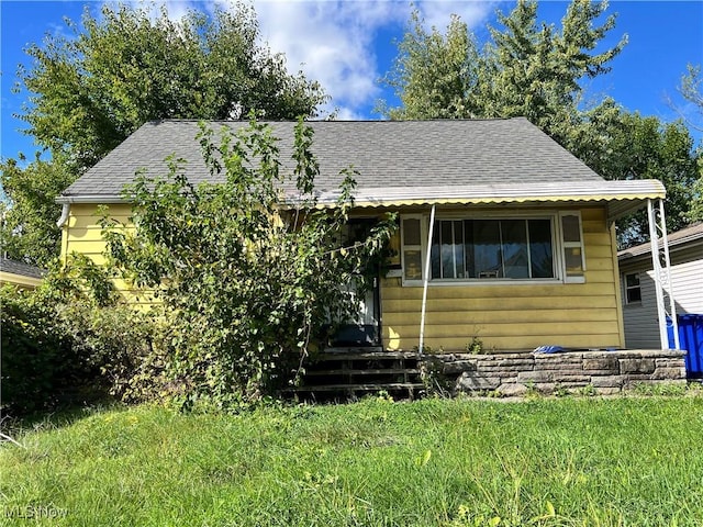 view of front of property with a front lawn