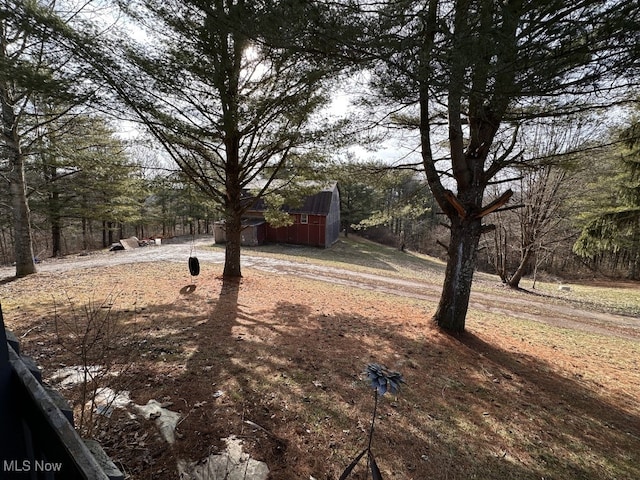 view of yard featuring an outdoor structure