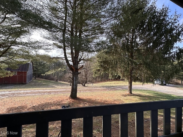 view of yard featuring an outdoor structure