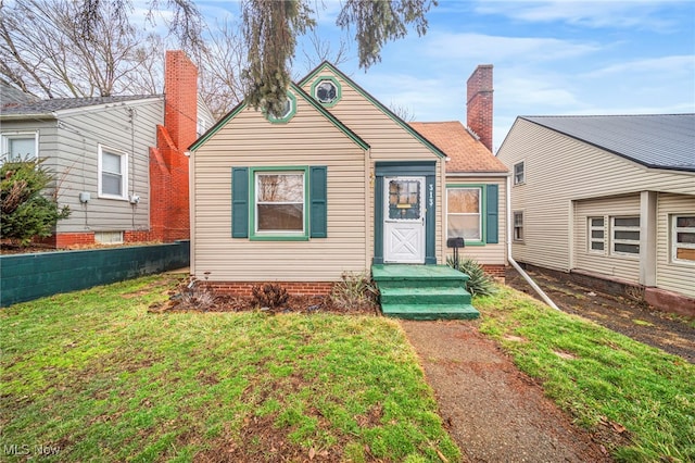 view of front of property featuring a front yard