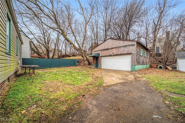 view of yard featuring a garage and an outdoor structure