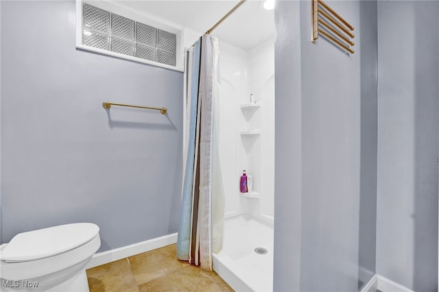 bathroom featuring toilet and a shower with curtain