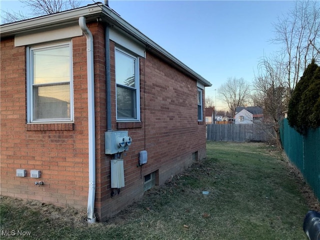 view of side of property featuring a yard