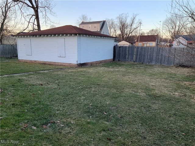 view of yard at dusk